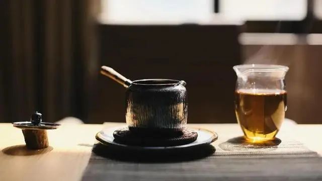 长期喝白开水与坚持喝茶的人，谁更健康呢？答案已揭晓，建议知晓