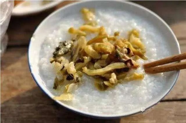 为啥老一辈人因为穷经常吃咸菜，却很少高血压？告诉你答案