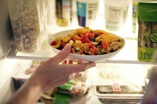 隔夜菜不能吃了？医生建议：除了这3种，其它的或可以放心吃