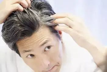 身体缺什么维生素会长白发呢？白发可以拔掉吗？看完或许明白了