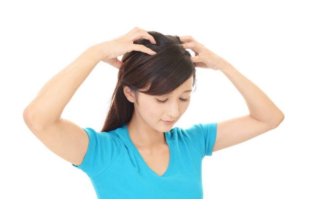 身体缺什么维生素会长白发呢？白发可以拔掉吗？看完或许明白了