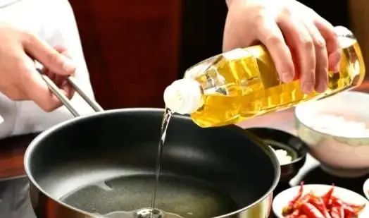 花生油、菜籽油、玉米油，哪种油健康？医生：这2种油或要少吃