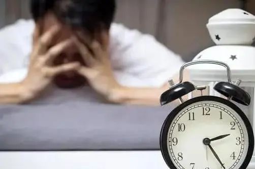 失眠的原因已发现，神经科医生：少碰“3黄”，失眠或许会改善