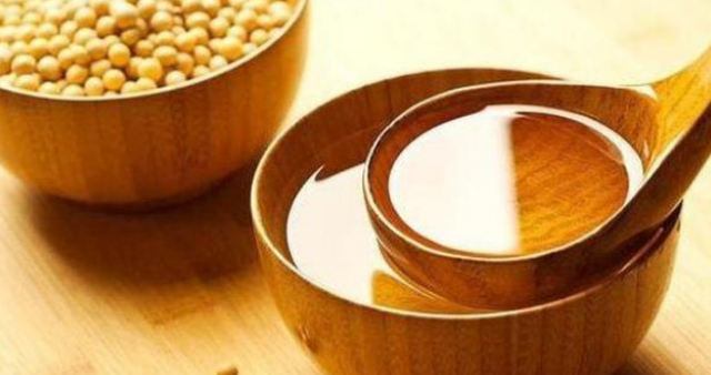 大豆油究竟健不健康？医生提醒：生活中，这三种油少吃为好