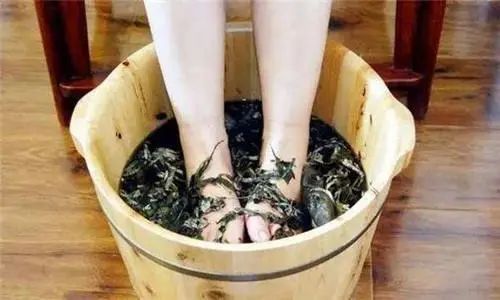 睡觉前，坚持使用艾叶水泡脚，一段时间后，或有5个好处慢慢靠近