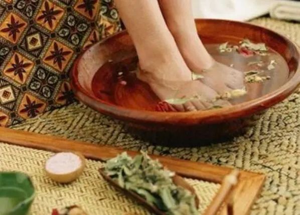 睡觉前，坚持使用艾叶水泡脚，一段时间后，或有5个好处慢慢靠近