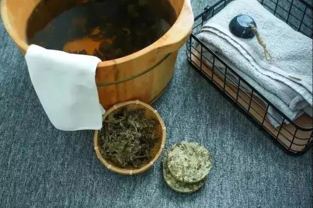 睡觉前，坚持使用艾叶水泡脚，一段时间后，或有5个好处慢慢靠近