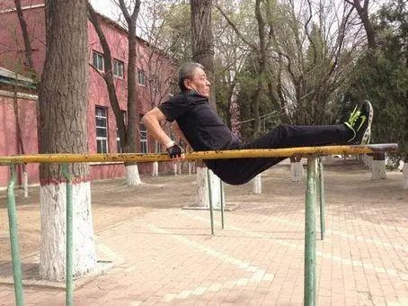 两位60岁大爷，一人天天锻炼，另一人偶尔锻炼，后来谁身体更好？