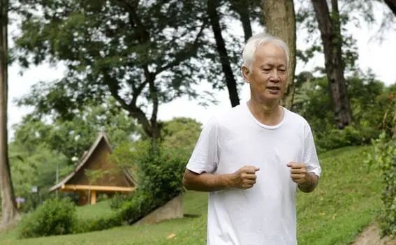 两位60岁大爷，一人天天锻炼，另一人偶尔锻炼，后来谁身体更好？