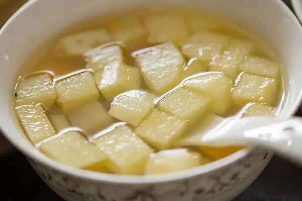 64岁的阿姨，骨头年轻的像30多岁，她的3种生活习惯，值得学习