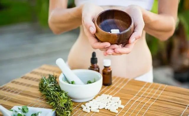 晨起后，应该先刷牙还是先喝水？提醒：刚刚起床，3件事别急着做