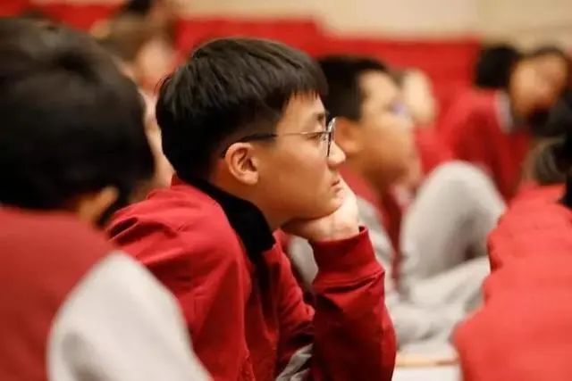 晨起后，应该先刷牙还是先喝水？提醒：刚刚起床，3件事别急着做