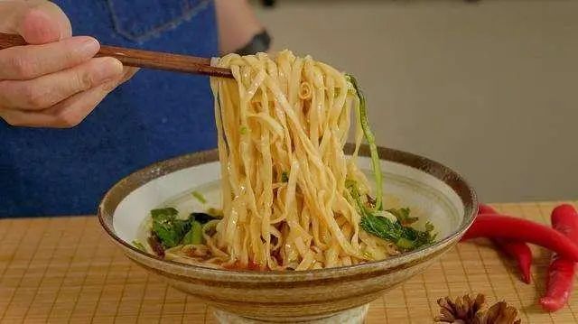 商贩卖的湿面条，为什么不会粘在一起？答案或与你想的不一样