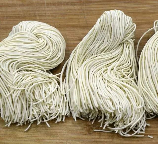 商贩卖的湿面条，为什么不会粘在一起？答案或与你想的不一样
