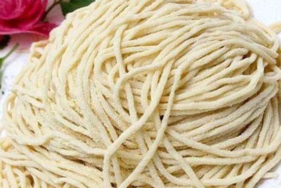 商贩卖的湿面条，为什么不会粘在一起？答案或与你想的不一样