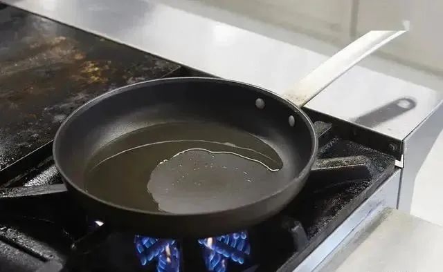 煎荷包蛋时：用“凉油”还是“热油”？不少人搞错了，难怪老粘锅