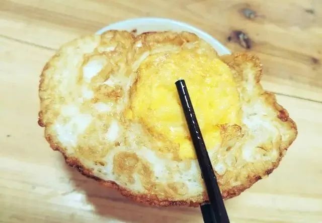 煎荷包蛋时：用“凉油”还是“热油”？不少人搞错了，难怪老粘锅