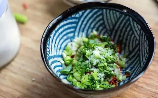 煎荷包蛋时：用“凉油”还是“热油”？不少人搞错了，难怪老粘锅