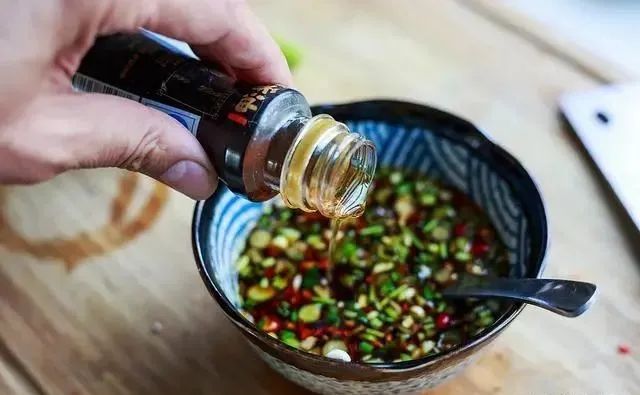 煎荷包蛋时：用“凉油”还是“热油”？不少人搞错了，难怪老粘锅