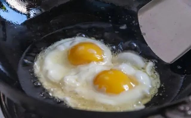 煎荷包蛋时：用“凉油”还是“热油”？不少人搞错了，难怪老粘锅