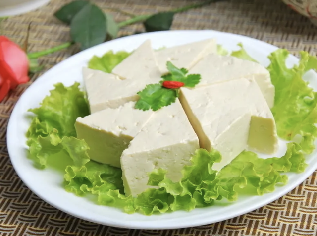 高血脂不能吃豆腐？医生：7种降脂食物常吃，血脂或“偷偷”下降