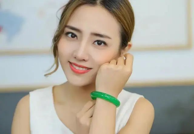 女性左手坚持佩戴“玉手镯”，或可会带来这5个变化，你了解吗？