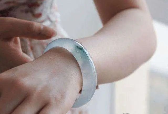 女性左手坚持佩戴“玉手镯”，或可会带来这5个变化，你了解吗？