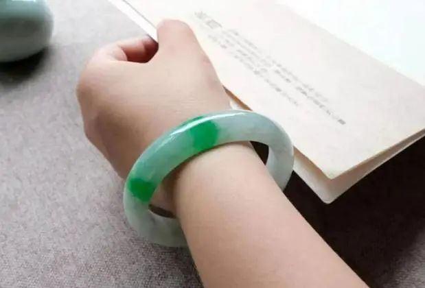 女性左手坚持佩戴“玉手镯”，或可会带来这5个变化，你了解吗？