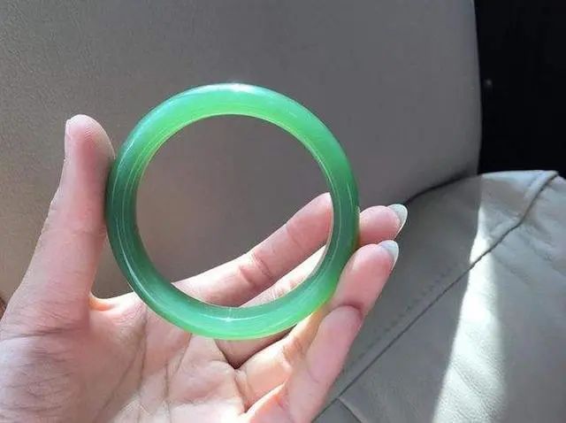 女性左手坚持佩戴“玉手镯”，或可会带来这5个变化，你了解吗？