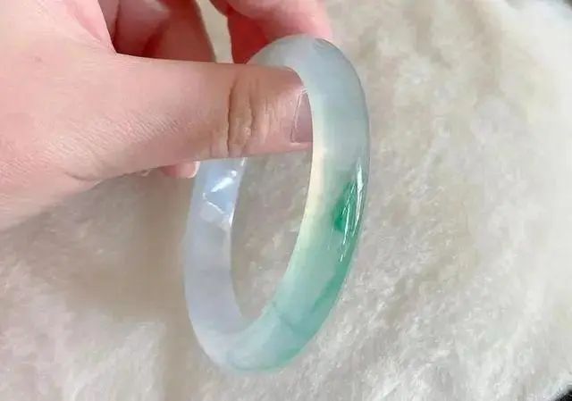 女性左手坚持佩戴“玉手镯”，或可会带来这5个变化，你了解吗？