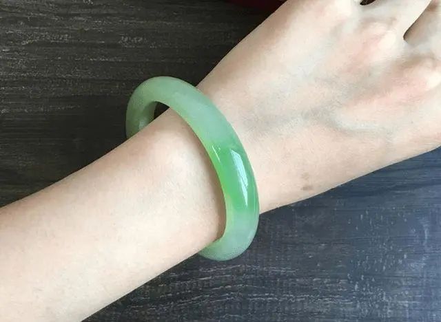 女性左手坚持佩戴“玉手镯”，或可会带来这5个变化，你了解吗？