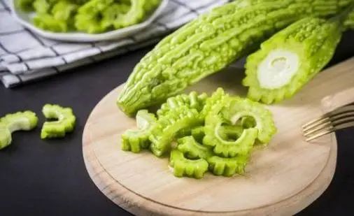 苦瓜能降尿酸吗？医生：这6种食物才是降尿酸能手，平时不妨多吃