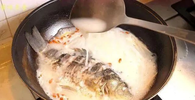 鲫鱼，曾经公认的淡水美味，为啥现在没人吃？看完原因感觉真不冤