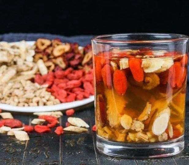 黄芪和它“天作之合”？搭配一起泡水喝，血管通畅，为健康护航