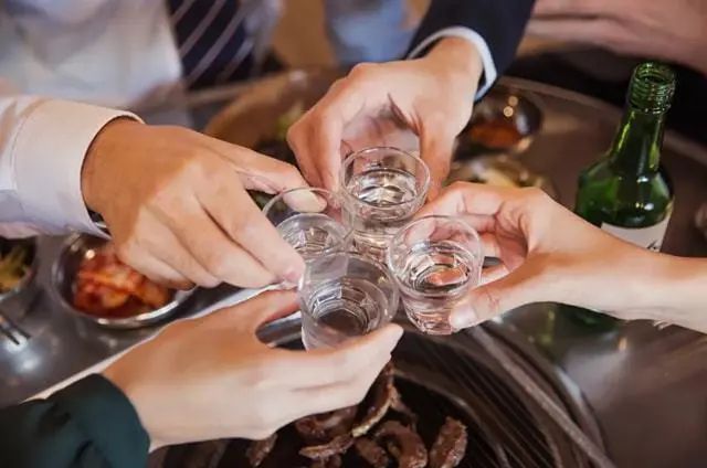 吃晚饭时，长期喝点“白酒”的人，身体怎么样了呢？