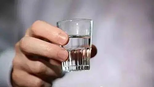 吃晚饭时，长期喝点“白酒”的人，身体怎么样了呢？