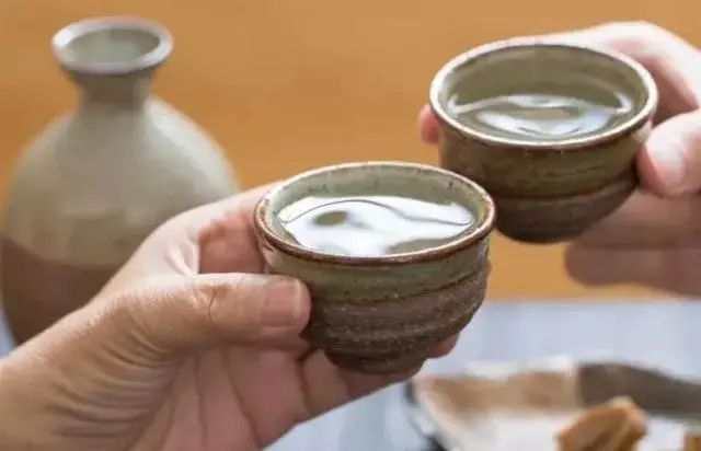 吃晚饭时，长期喝点“白酒”的人，身体怎么样了呢？