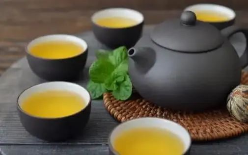 长期喝白开水和长期喝茶的人相比，谁的身体更健康？医生说出答案