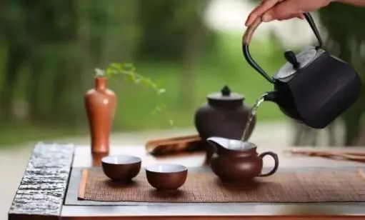 长期喝白开水和长期喝茶的人相比，谁的身体更健康？医生说出答案