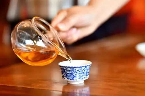 长期喝白开水和长期喝茶的人相比，谁的身体更健康？医生说出答案
