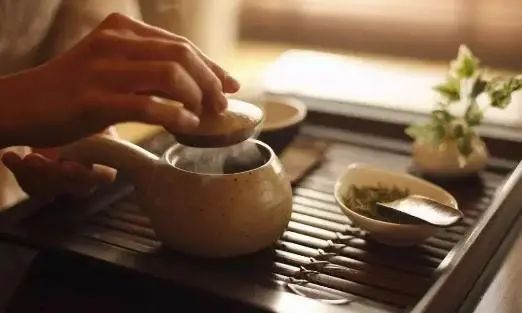 长期喝白开水和长期喝茶的人相比，谁的身体更健康？医生说出答案