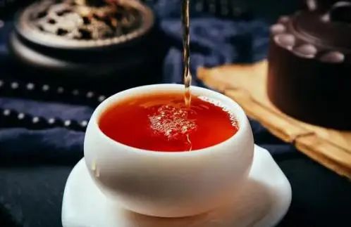 长期喝白开水和长期喝茶的人相比，谁的身体更健康？医生说出答案