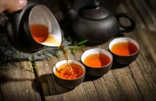 长期喝白开水和长期喝茶的人相比，谁的身体更健康？医生说出答案