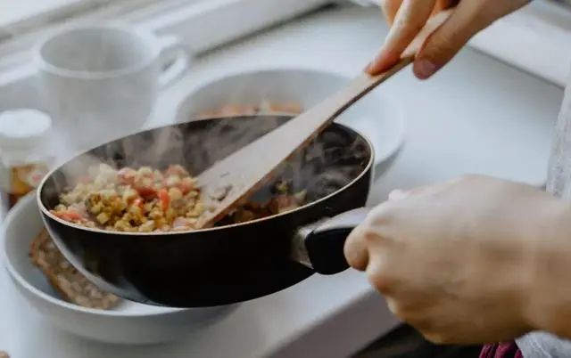 肺不太好的人不能吃鸡蛋？医生：3种对肺不太友好的食物建议少碰