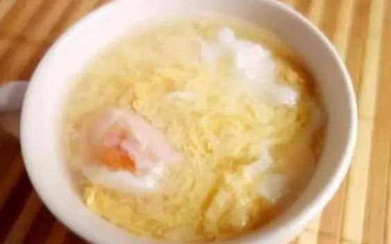 “开水冲鸡蛋”滴香油，坚持喝，身体会咋样？消化科主任说出实话