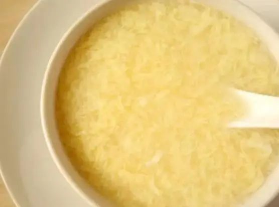 “开水冲鸡蛋”滴香油，坚持喝，身体会咋样？消化科主任说出实话