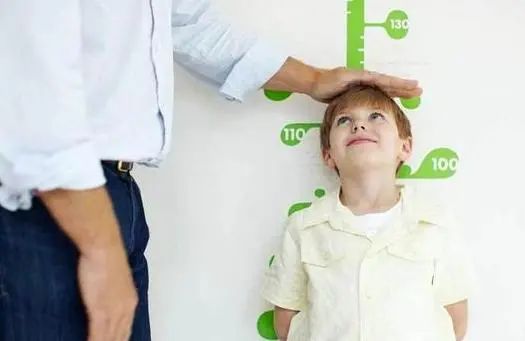 孩子晚上超过9点还不睡，会影响到身高发育？父母别再傻傻误信了