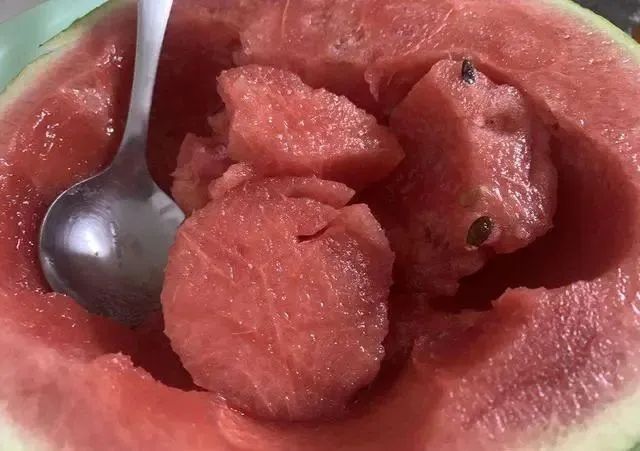 打了“激素”的西瓜怎样辨认？老瓜农：看准这4点，再买错不了