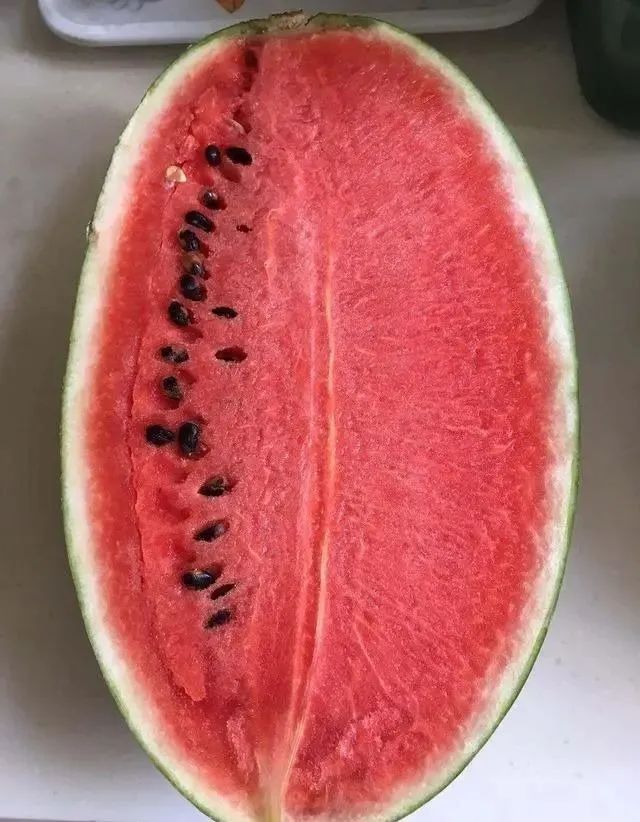打了“激素”的西瓜怎样辨认？老瓜农：看准这4点，再买错不了