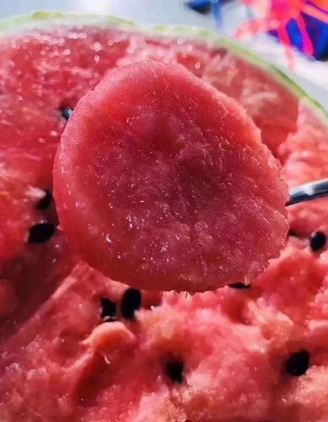 打了“激素”的西瓜怎样辨认？老瓜农：看准这4点，再买错不了